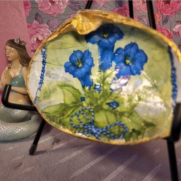 DECOUPAGE CLAM SHELL DECOUPAGE BLUE FLOWERS ON A CLAM SHELL TRINKET DISH - Picture 3 of 11